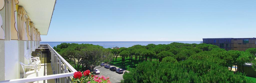 Hotel Bertha Fronte Mare Lido di Jesolo Exterior photo