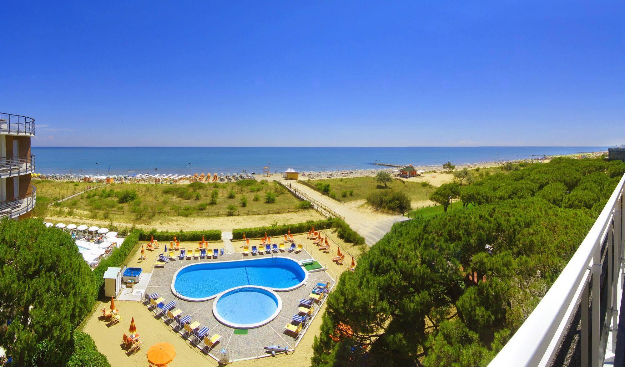 Hotel Bertha Fronte Mare Lido di Jesolo Exterior photo